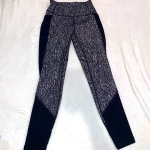 Lululemon black and white leggings. Sz 8